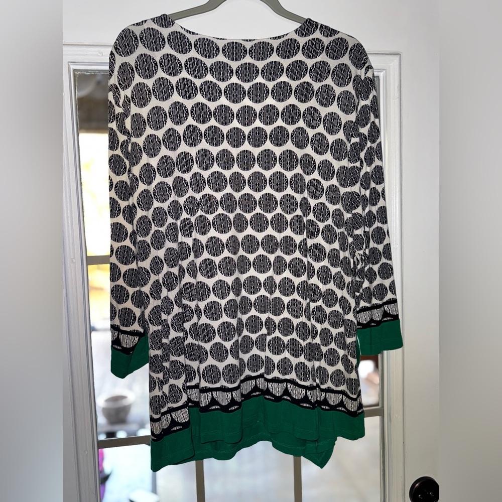 Chico's SZ 3 Kelly Green/Black/White Print V-Neck 3/4 Sleeve Blouse - Picture 3 of 5
